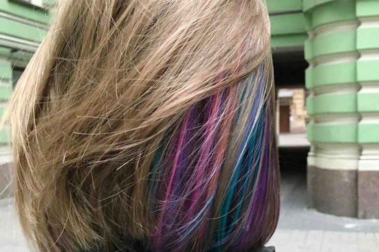 Cheveux arc-en-ciel caché - comment adopter la tendance «Hidden Rainbow»