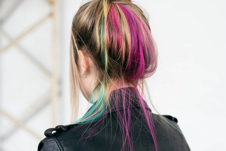 Cheveux arc-en-ciel caché - comment adopter la tendance «Hidden Rainbow»