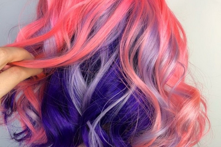 Cheveux arc-en-ciel caché - comment adopter la tendance «Hidden Rainbow»