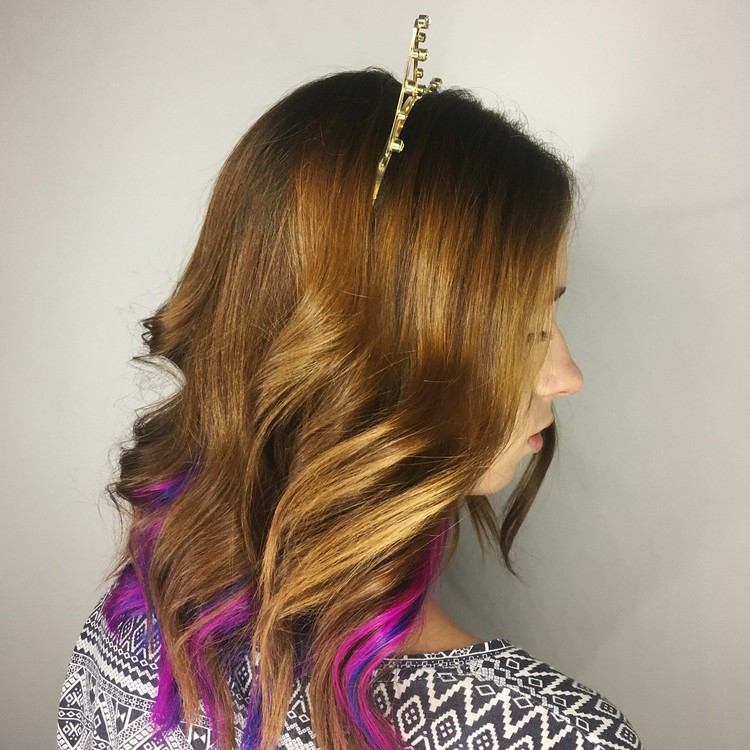 cheveux arc-en-ciel caché couleur violette fascinante