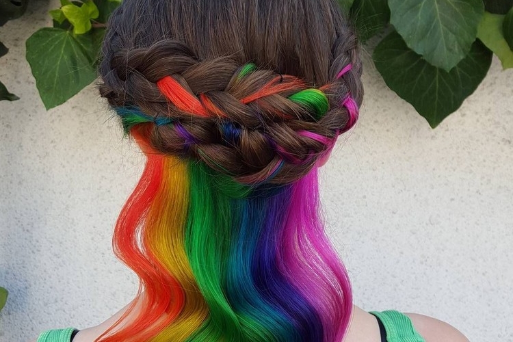 Cheveux arc-en-ciel caché - comment adopter la tendance «Hidden Rainbow»