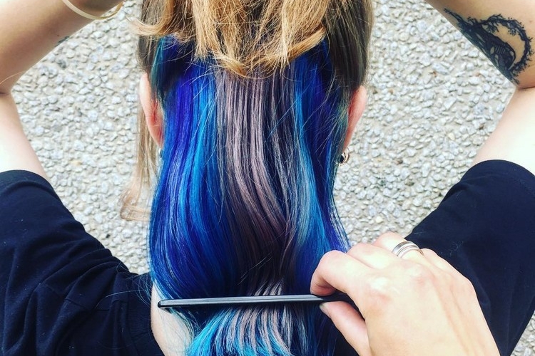 Cheveux arc-en-ciel caché - comment adopter la tendance «Hidden Rainbow»