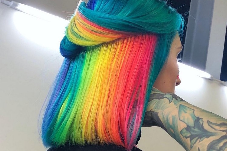 Cheveux arc-en-ciel caché - comment adopter la tendance «Hidden Rainbow»