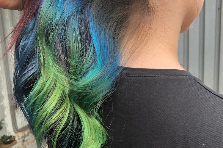 Cheveux arc-en-ciel caché - comment adopter la tendance «Hidden Rainbow»