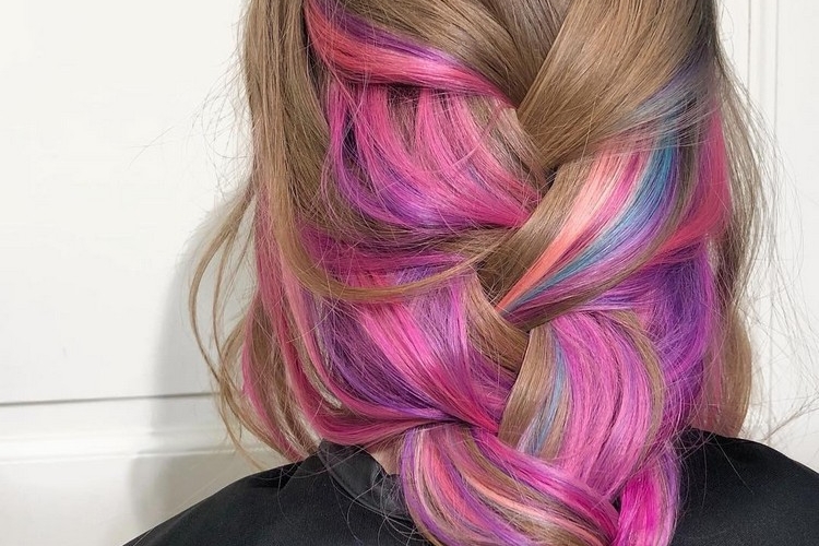 Cheveux arc-en-ciel caché - comment adopter la tendance «Hidden Rainbow»
