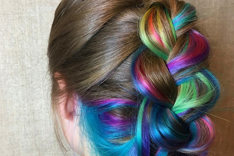 Cheveux arc-en-ciel caché - comment adopter la tendance «Hidden Rainbow»
