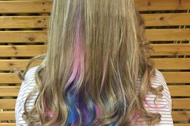 Cheveux arc-en-ciel caché - comment adopter la tendance «Hidden Rainbow»