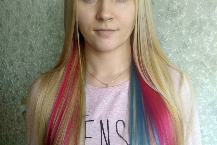 Cheveux arc-en-ciel caché - comment adopter la tendance «Hidden Rainbow»