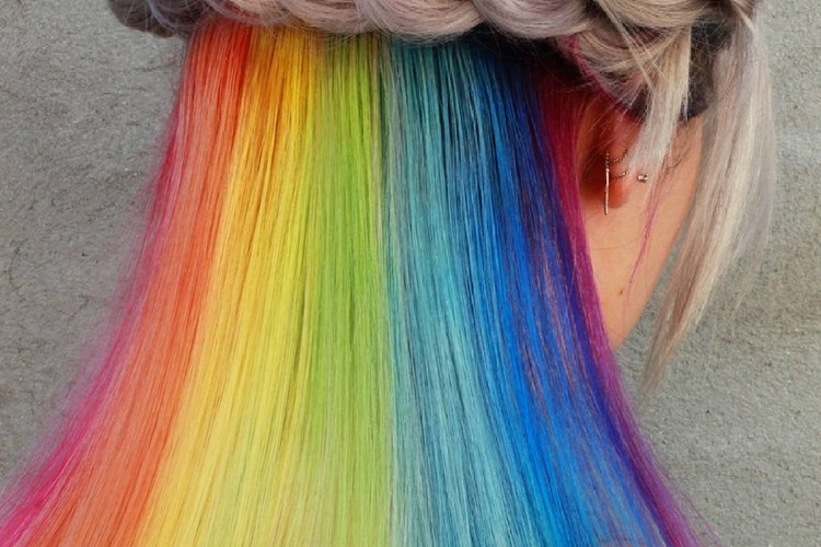 Cheveux arc-en-ciel caché - comment adopter la tendance «Hidden Rainbow»