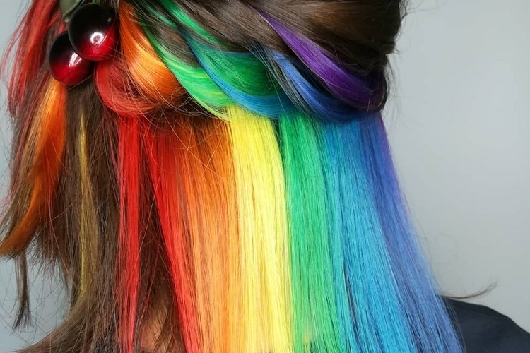 Cheveux arc-en-ciel caché - comment adopter la tendance «Hidden Rainbow»