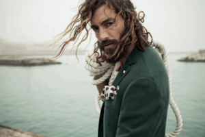 coiffure homme cheveux longs boucles