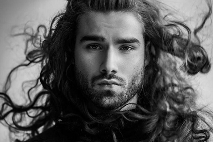 Coiffures modernes pour des hommes branchés aux cheveux longs