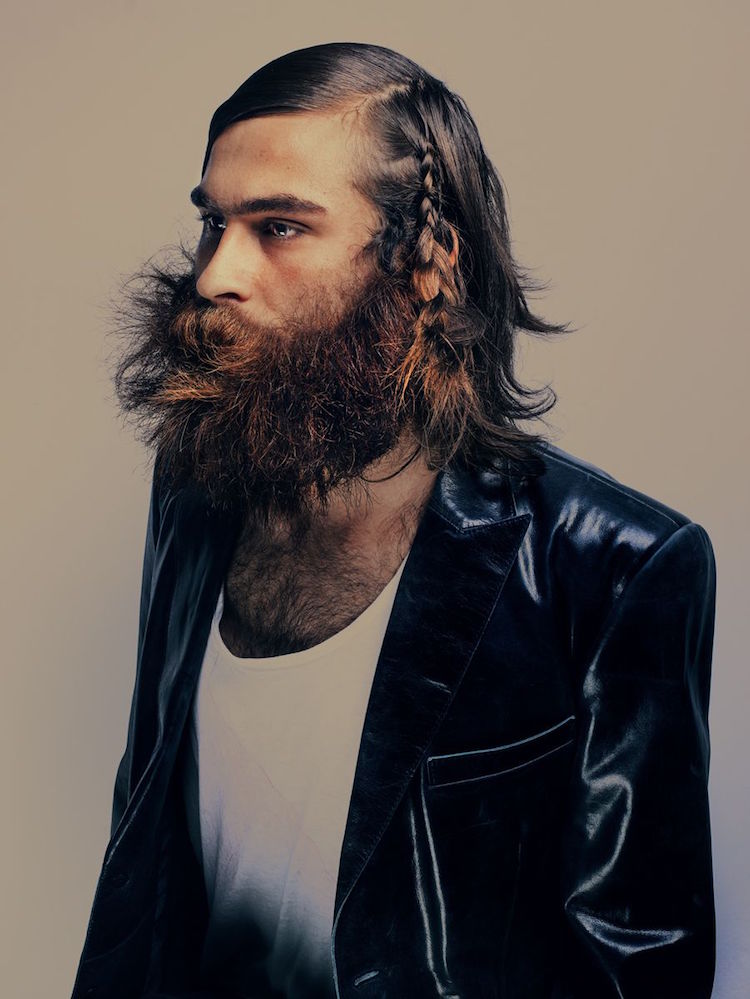 coiffure homme moderne cheveux longs tresse barbe longue