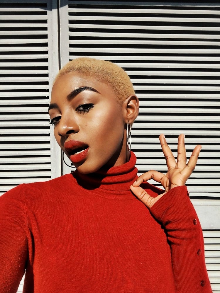 coupe de cheveux courte pour femme afro chevelure colorée blond tendances capillaires 2018