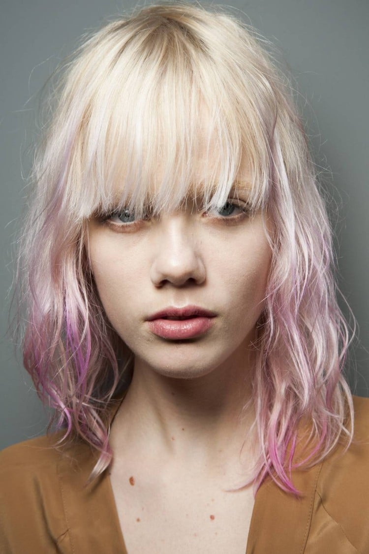 coupe de cheveux courte pour femme carré effilé avec frange coloration tye dye rose