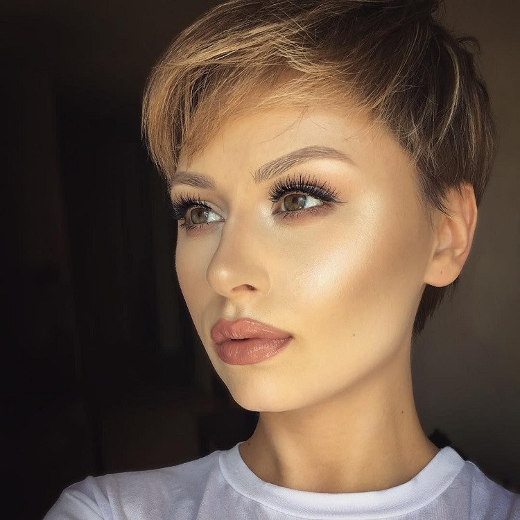 Women's short haircut looks elegant with the chosen pixie cut on Instagram
