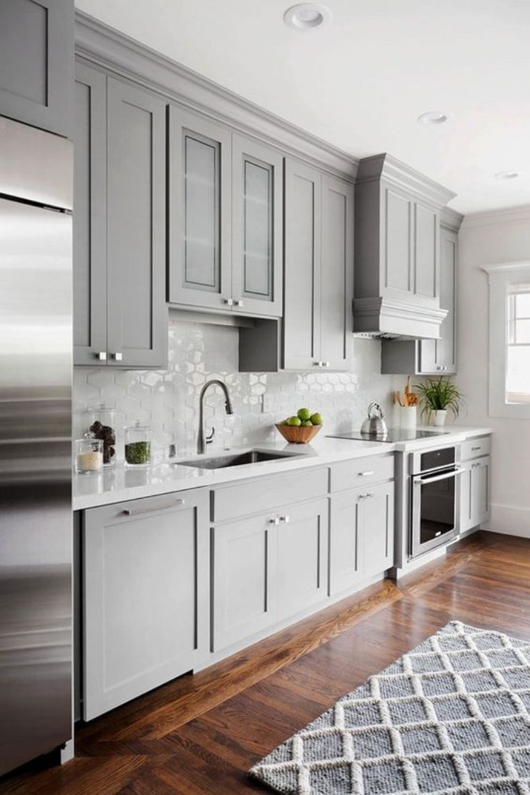 cuisine grise éclairée design intérieur moderne ambiance cosy