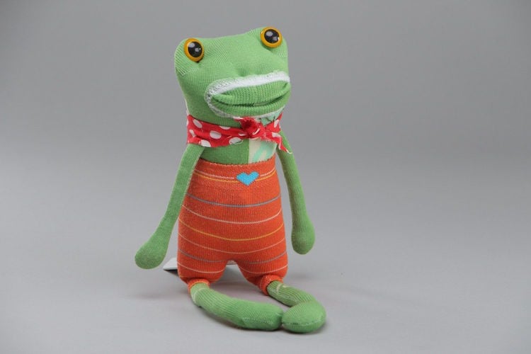 doudou chaussette a faire soi meme grenouille verte orange echarpe