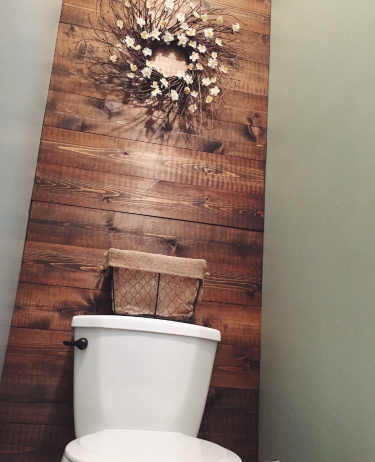 déco murale salle de bain mur accent en bois idée originale aménagement intérieur ambiance sombre raffinée