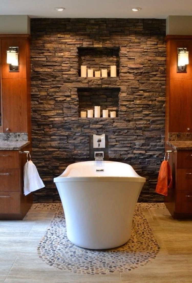 déco murale salle de bain mur accent en pierre naturelle baignoire blanche contrastante éclairage intégré