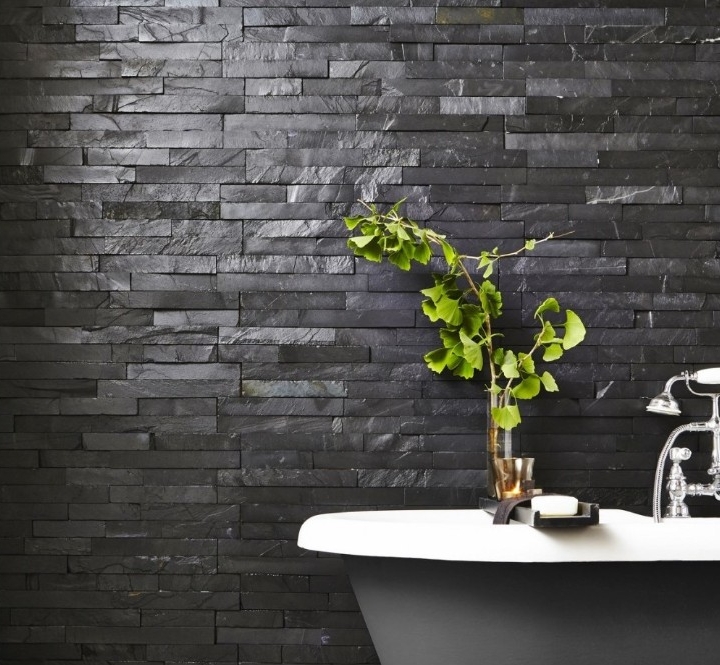 déco murale salle de bain mur accent pierre naturelle pour apporter touche originale salle eau sombre