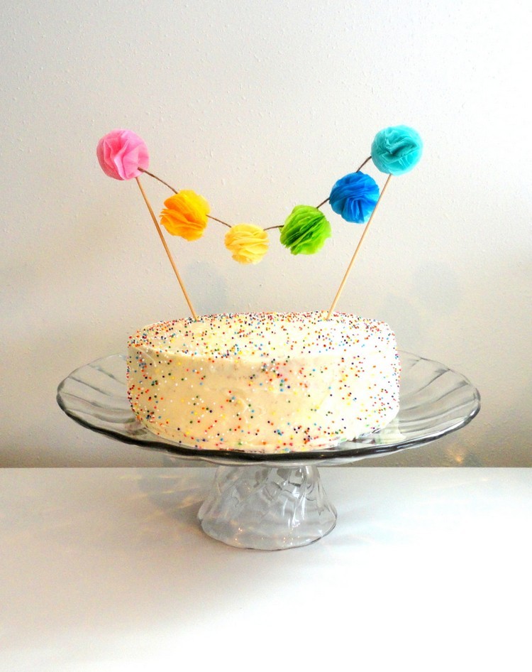 décoration gâteau anniversaire mini guirlande DIY avec pompons multicolore pour pâtisserie