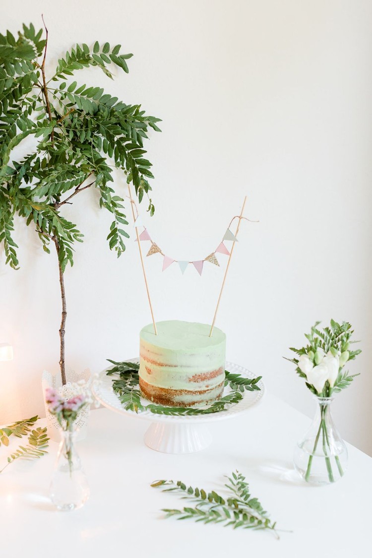 décoration gâteau anniversaire DIY mini guirlande fanions