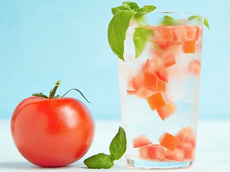 eau aromatisée maison aux tomates et au basilic