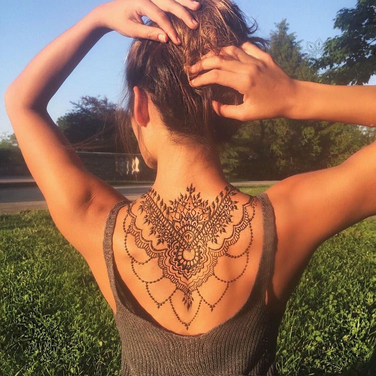 grand tatouage henné sur le dos
