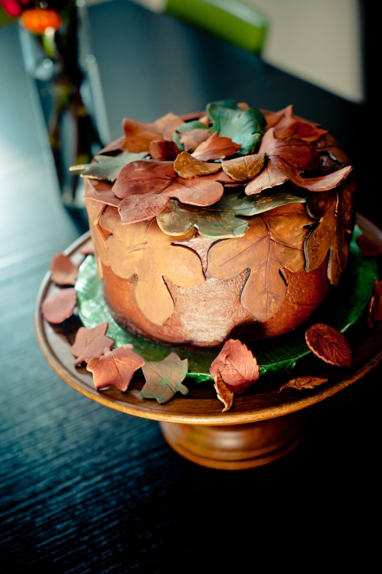 gâteau automne cake design décoration magnifique motif feuilles automnales délicates comestibles