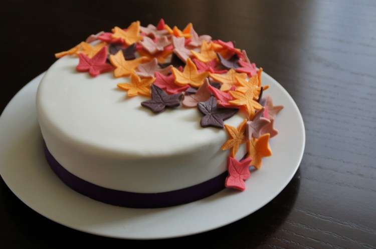 gâteau automne motif feuilles automnales originales contrastant glaçage blanc