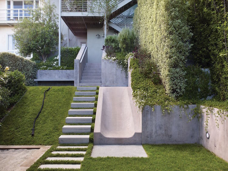 idee amenagement jardin devant maison escalier exterieur beton toboggan beton concept minimaliste