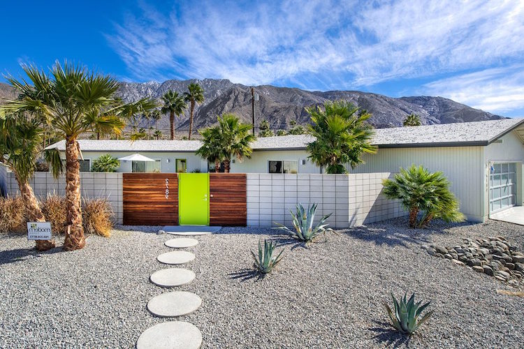 jardin sec moderne devant maison cloture beton bois palmiers plantes grasses pas japonais beton
