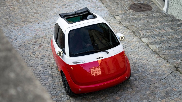 micro véhicule électrique design rouge modèle économique automobile respectueux environnement Suisse
