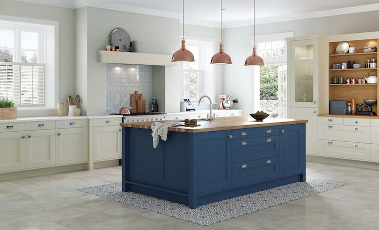 modele de cuisine avec ilot central bleu petrole moderne plan de travail bois cuisine blanche moderne