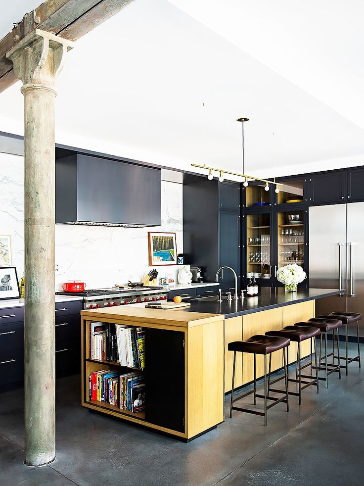 modele de cuisine avec ilot central bois clair placards noirs credence marbre sol beton