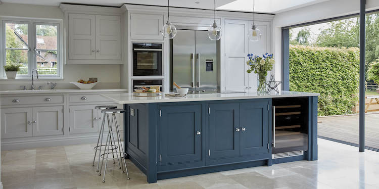 modele de cuisine avec ilot central contraste bleu petrole armoires gris perle