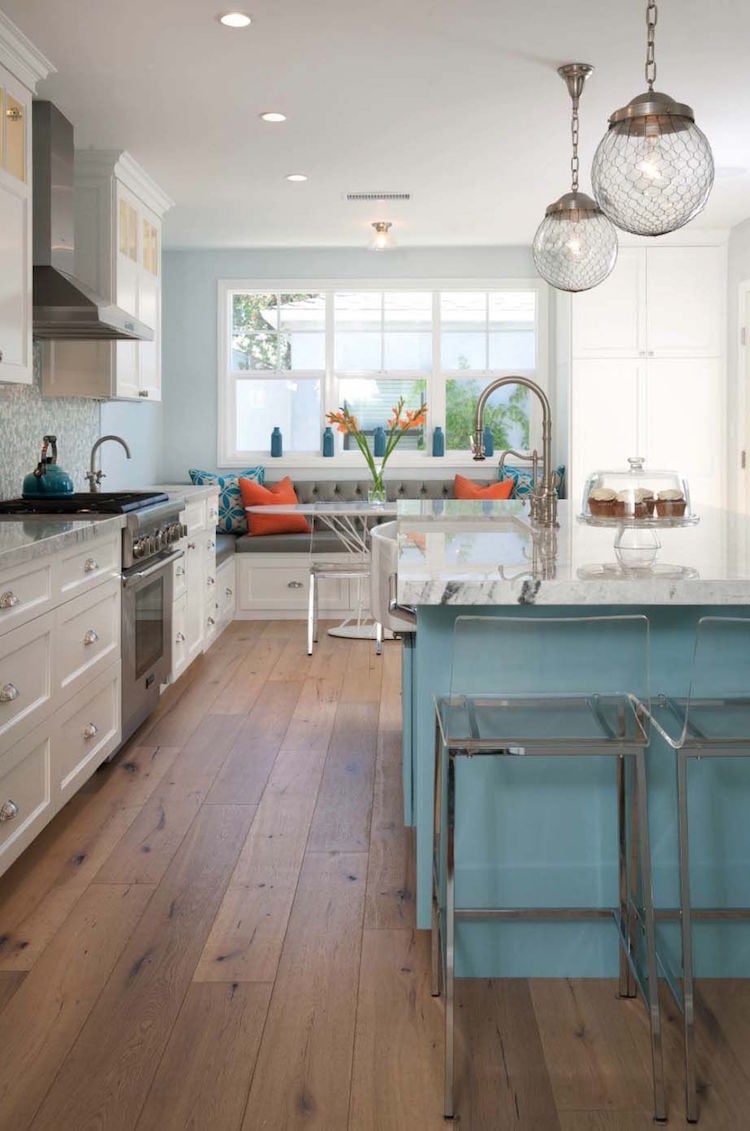 modele de cuisine avec ilot central depareille cuisine blanche ilot bleu plan de travail marbre blanc