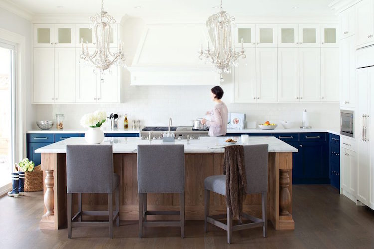 modele de cuisine avec ilot central depareille ilot bois massif armoires bicolores