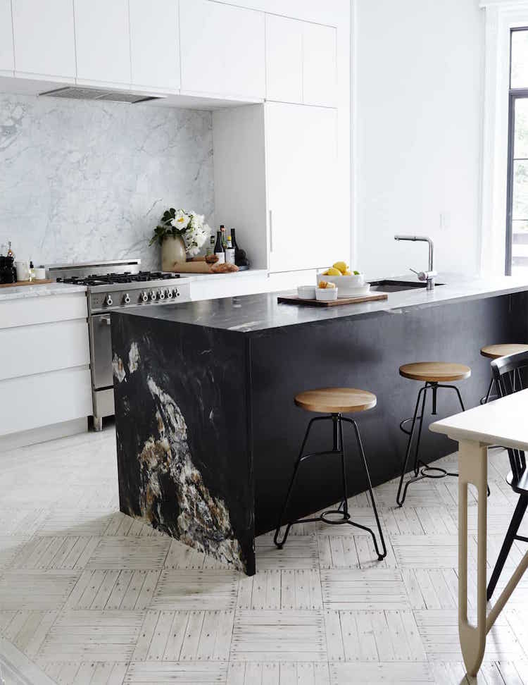 modele de cuisine avec ilot central depareille noir plan de travail pierre credence marbre blanc