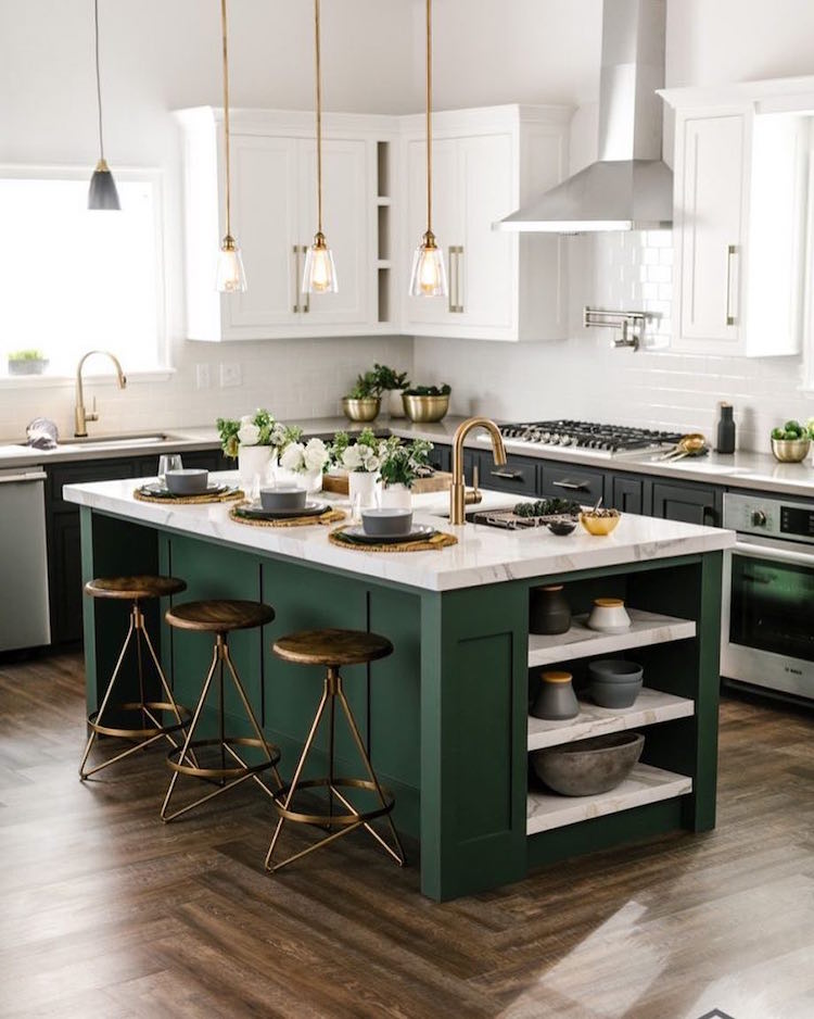 modele de cuisine avec ilot central depareille vert emeraude cuisine blanche