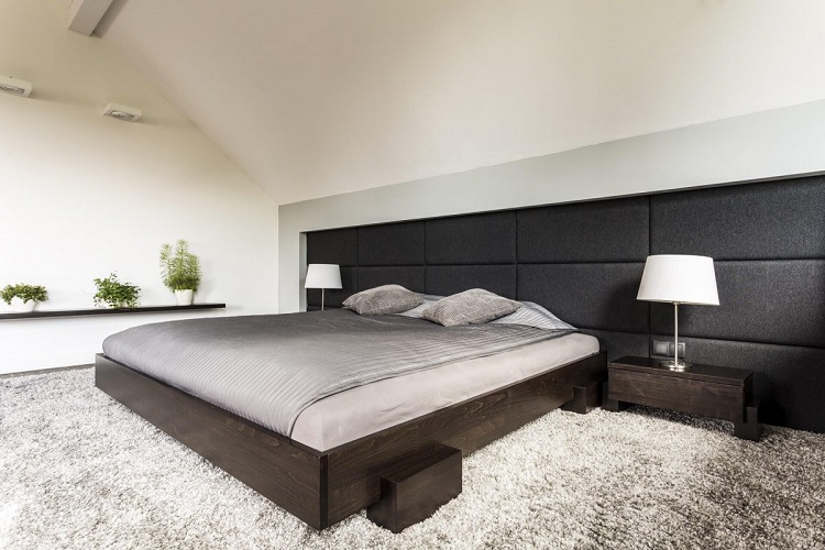 mur capitonné en noir chambre à couche sous comble style minimaliste