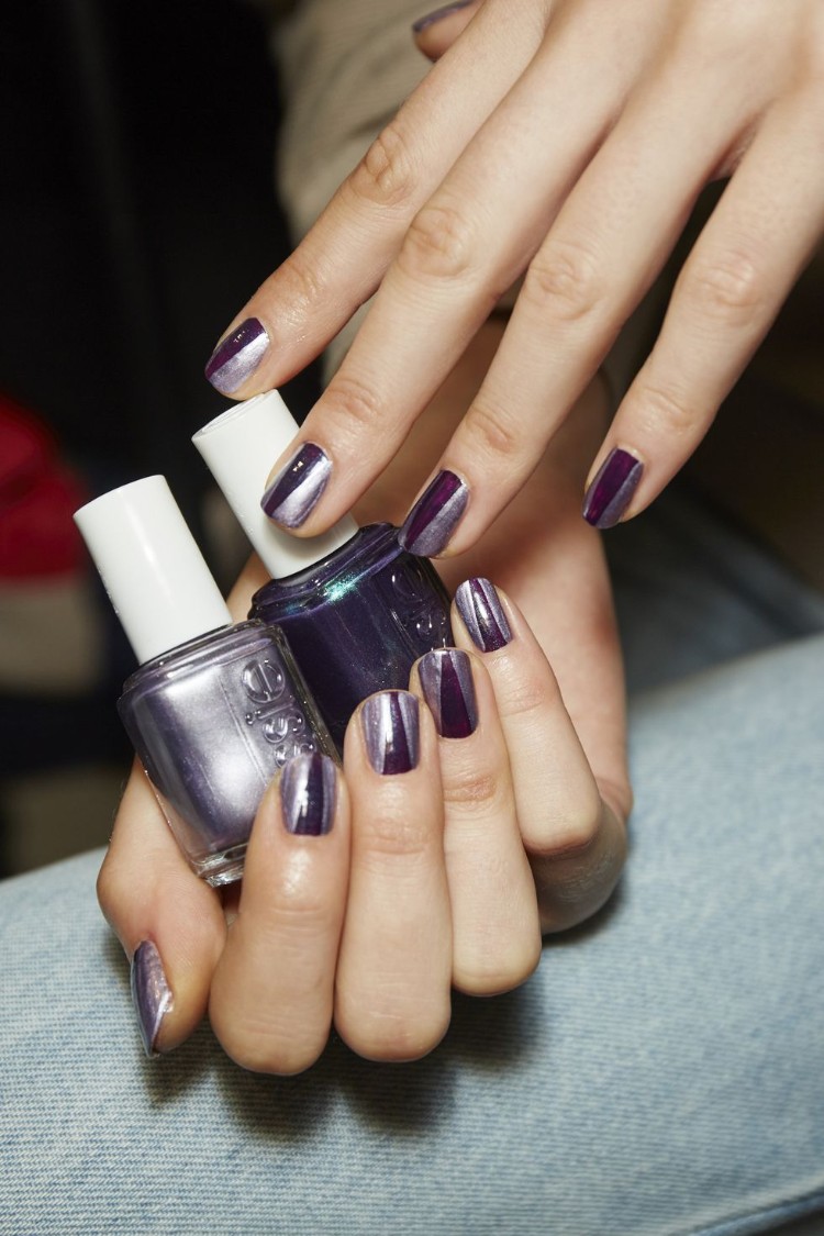 ongles design chromés super modernes violet