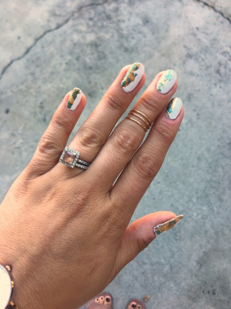 ongles design foil nail art sur base blanche