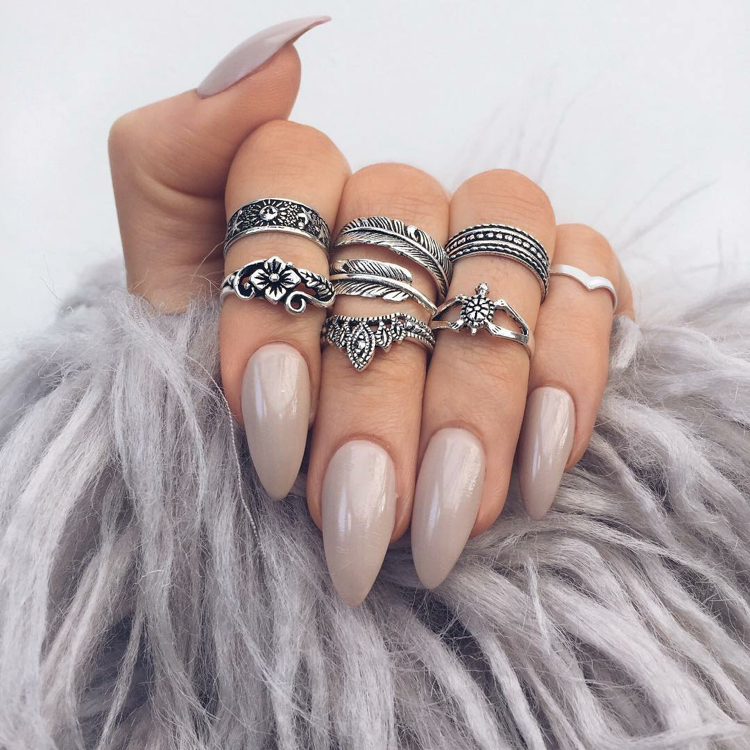 ongles nude forme amande anneaux argent