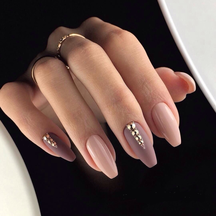 ongles nude tons carnation deco strass