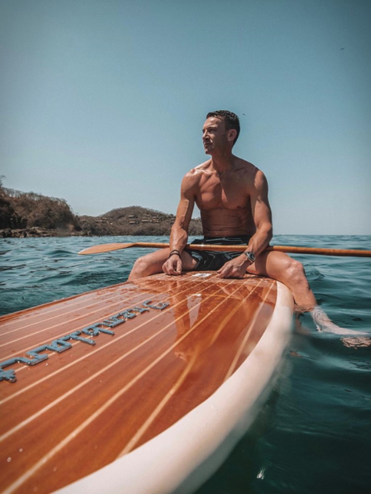 planche paddle surf avec rame design rigine en bois signé Beau Lake marque canadienne produits nautiques loisir