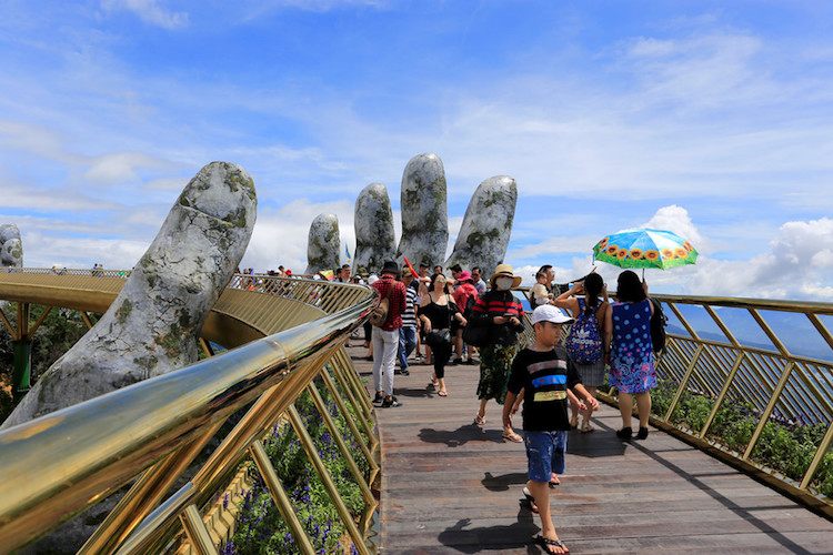 pont doré Vietnam par attraction Ba Na Hills