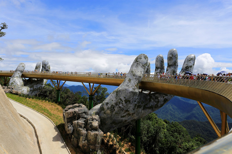 pont doré soutenu mains geantes Da Nang Vietnam