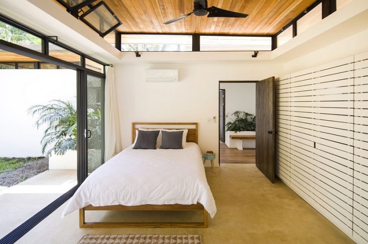 porte-fenêtre coulissante chambre à coucher déco bois et blanc